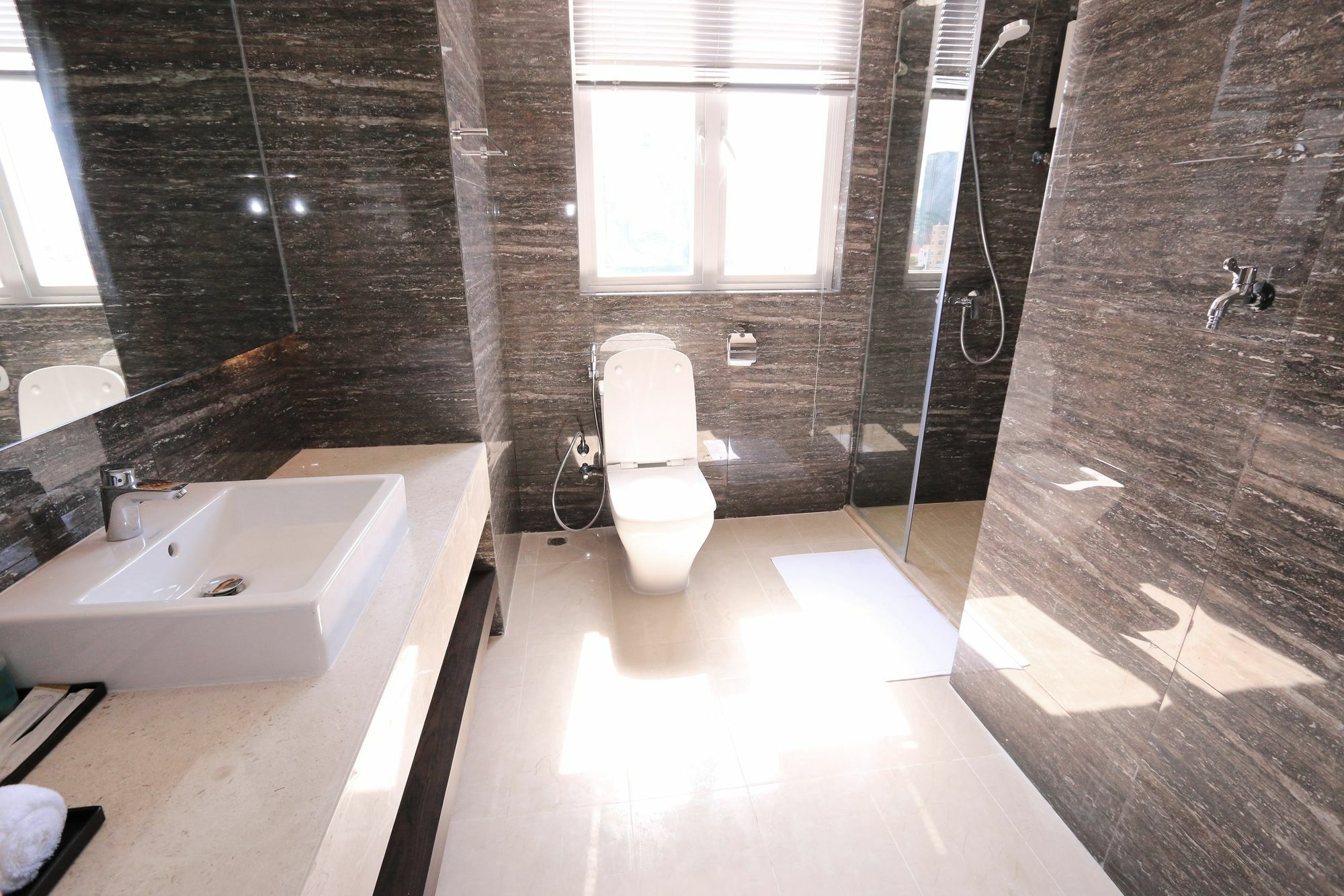 Eastland Hotel & Apartment Phnom Penh Ngoại thất bức ảnh