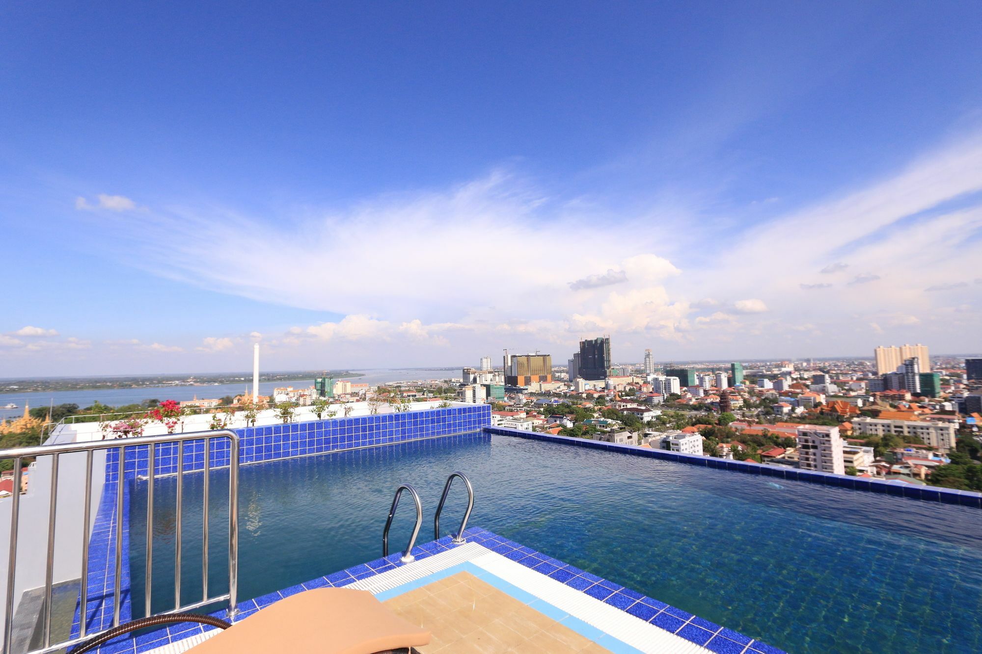 Eastland Hotel & Apartment Phnom Penh Ngoại thất bức ảnh