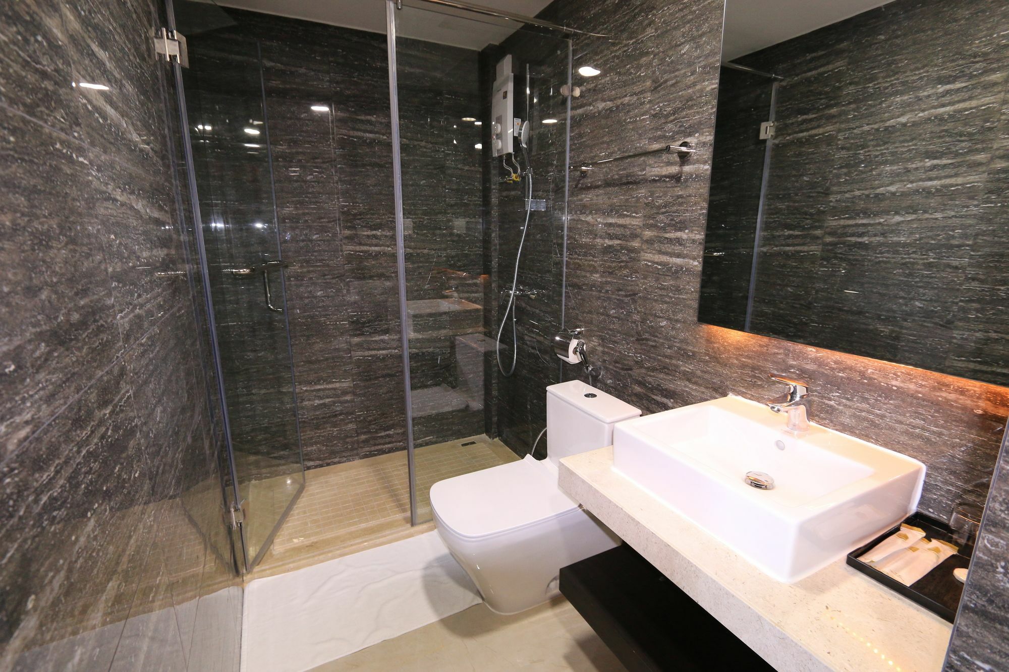 Eastland Hotel & Apartment Phnom Penh Ngoại thất bức ảnh