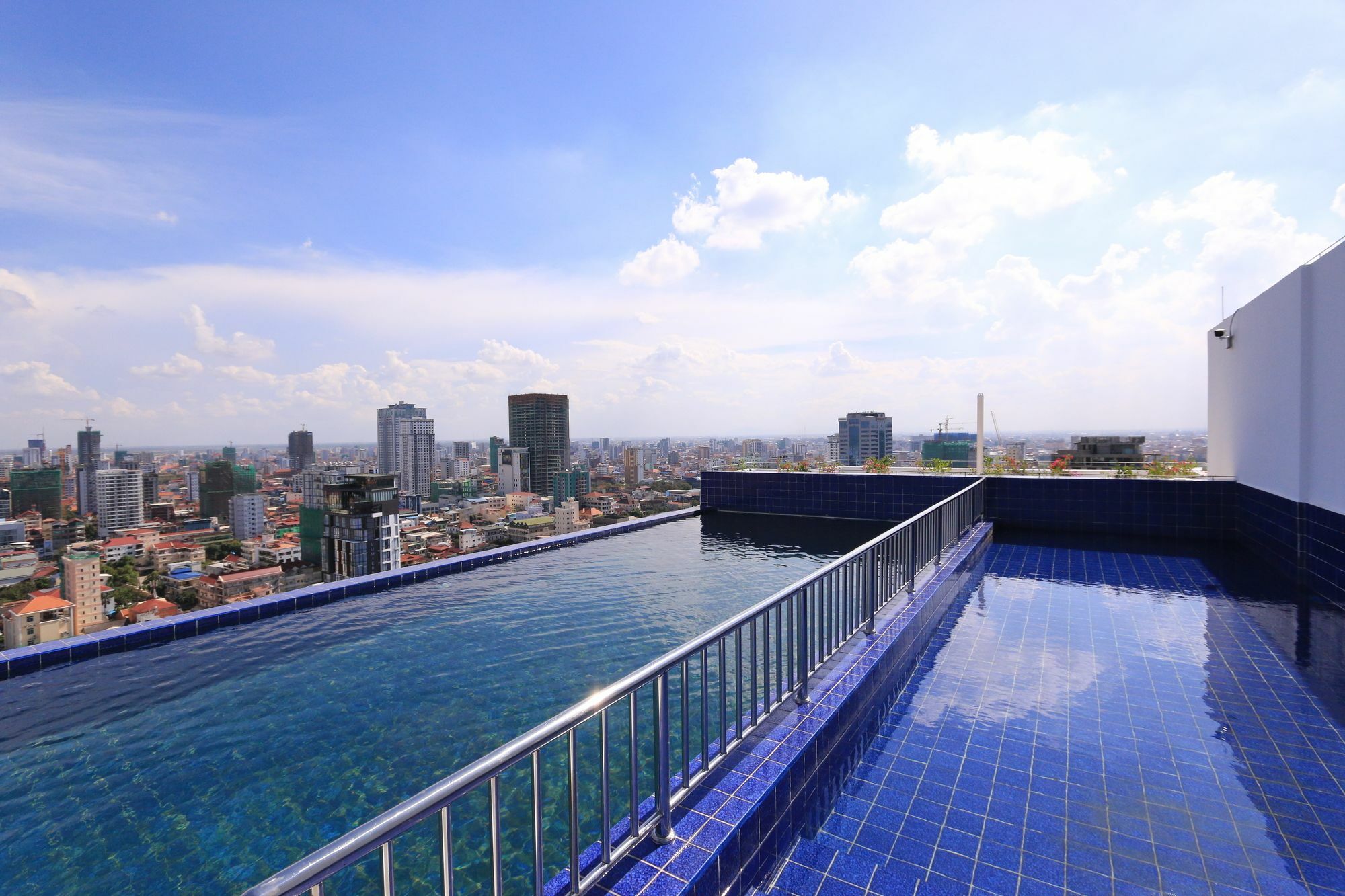 Eastland Hotel & Apartment Phnom Penh Ngoại thất bức ảnh