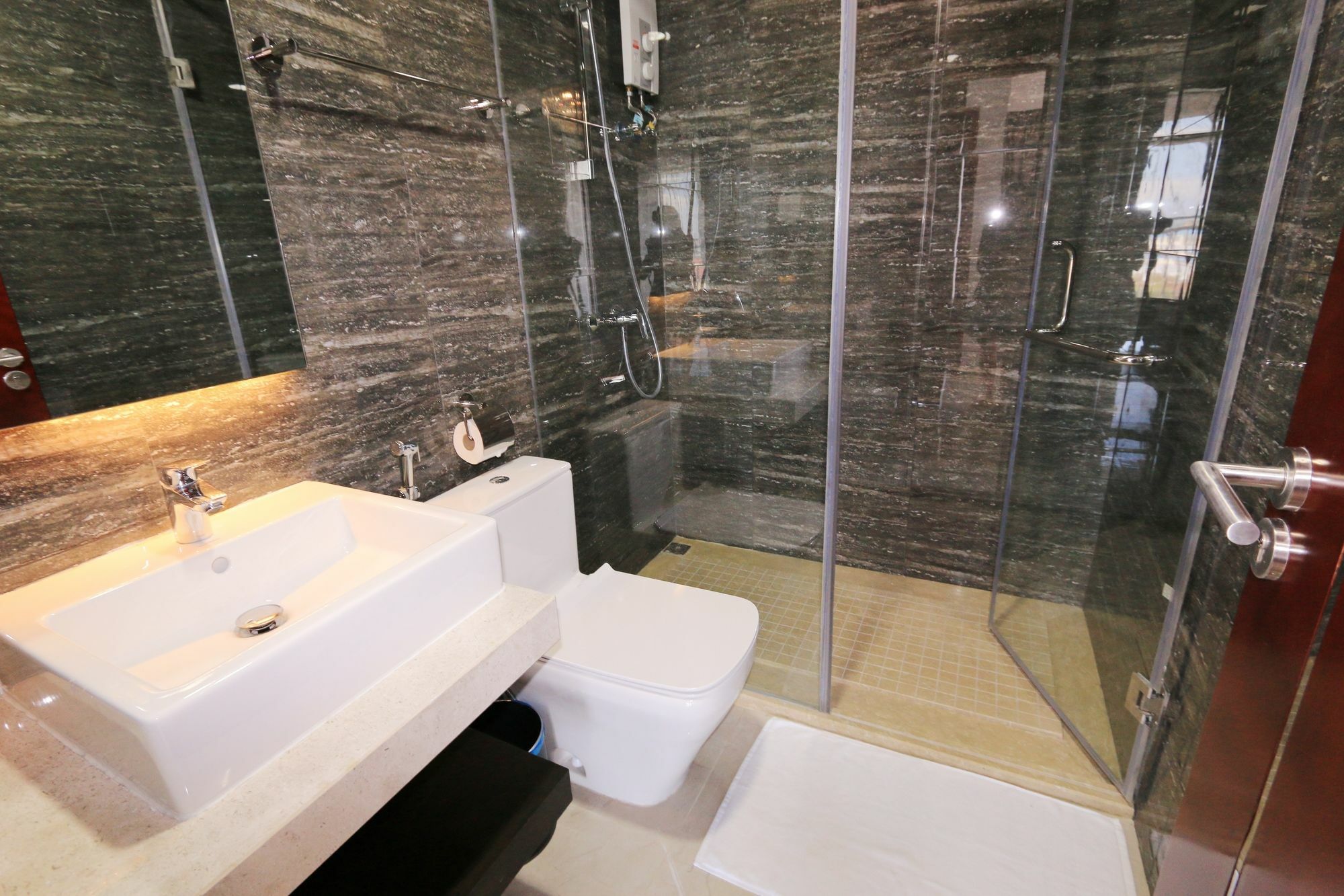 Eastland Hotel & Apartment Phnom Penh Ngoại thất bức ảnh