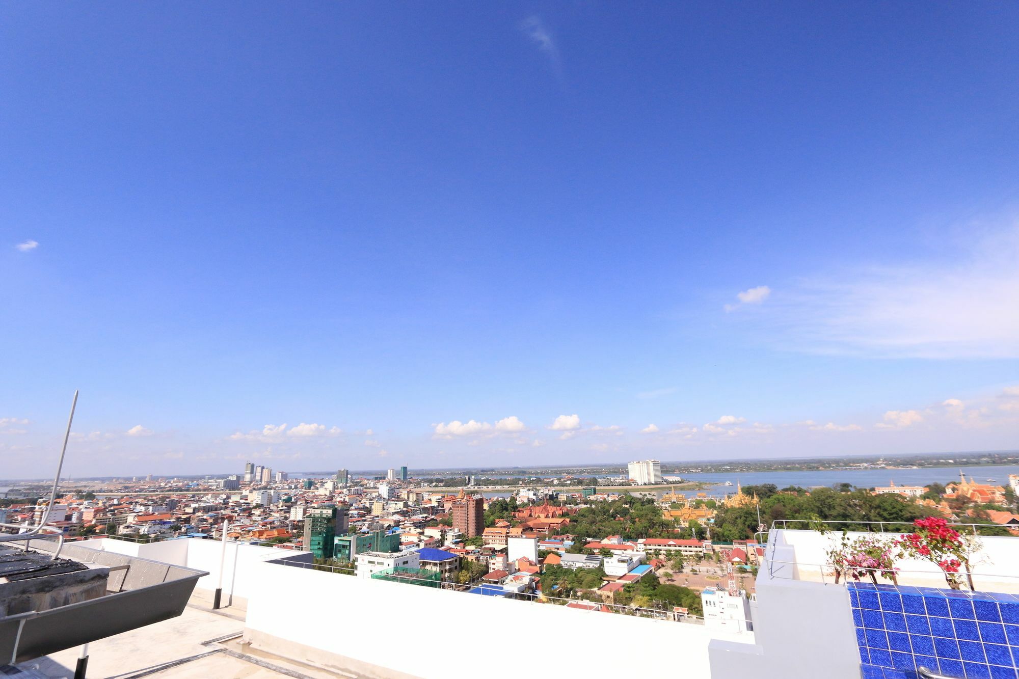 Eastland Hotel & Apartment Phnom Penh Ngoại thất bức ảnh